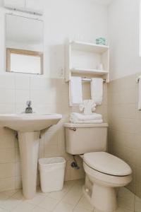 怀尔德伍德Heart of Wildwood Motel的白色的浴室设有卫生间和水槽。