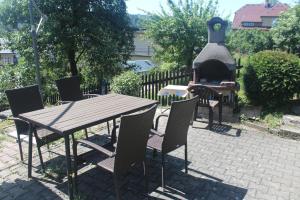 Železný BrodPrivat Železný Brod的庭院内的桌椅和壁炉