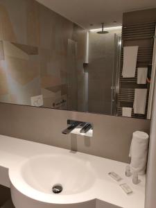 法加尼亚Albergo Baschera的一间带水槽和镜子的浴室