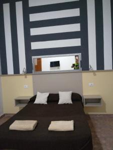 维辛达里奥Apartmento KA Sánchez的一间卧室配有一张带两个白色枕头的黑色床。