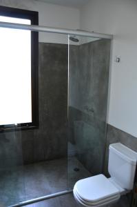 何塞伊格纳西奥苏艾雅之家酒店的一间带卫生间和玻璃淋浴间的浴室