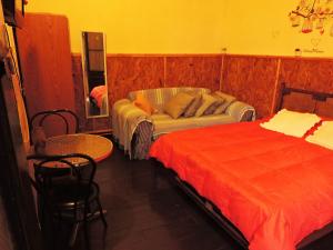 Alojamiento centro Valparaìso客房内的一张或多张床位