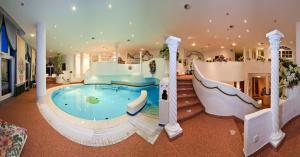 阿布特瑙Genuss - und Vitalhotel Moisl的一座带滑梯的大型室内游泳池