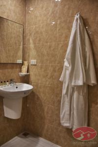 碧瑶Skyland Garden Hotel and Resort的一间带水槽和毛巾的浴室