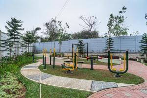 当格浪RedDoorz Plus @ EcoHome Citra Raya Tangerang的公园里有很多操场设备