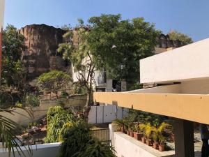 斋浦尔Kalpana Yoga Homestay的享有山地建筑的景致。