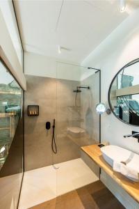 哈瑟尔特BareFoodGIULIA的一间带玻璃淋浴间和水槽的浴室