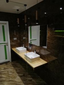 BarГостинний Двір的浴室设有2个水槽和镜子