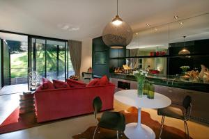 赫本温泉赫本赫本酒店的客厅配有红色的沙发和桌子
