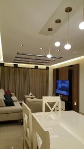 开罗Sheraton ocean 401的客厅配有桌子、沙发和电视。