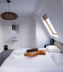 荷兰之角奎普顿酒店的配有水槽的客房内的白色床