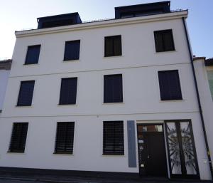格里斯基兴Das Stadthouse的白色的建筑,设有黑窗和门