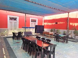 阿雷基帕Casona Moya的一个带桌椅的庭院和红色的墙壁
