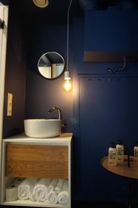 格里斯基兴Das Stadthouse的一间带水槽和蓝色墙壁的浴室