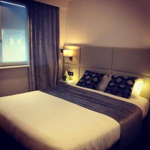 巴波姆拉派克斯酒店的卧室配有一张大白色床和窗户
