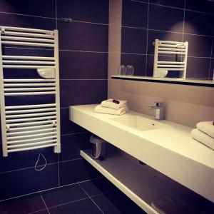 巴波姆拉派克斯酒店的浴室配有盥洗盆、镜子和毛巾