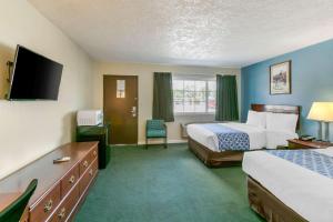 罗林斯罗林斯罗德威旅馆的酒店客房设有两张床和一台平面电视。
