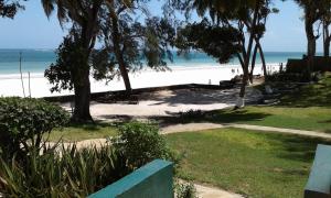 迪亚尼海滩迪亚尼海滩度假屋的享有树木繁茂的海滩和大海的景致。