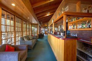 斯托尔Goldfields Motel的一间酒吧,餐厅配有沙发和椅子