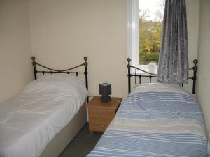 米德尔威奇Newton Brewery Inn的卧室设有两张单人床和窗户。