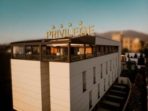 地拉那Privilege Hotel & Spa的上面有标志的建筑