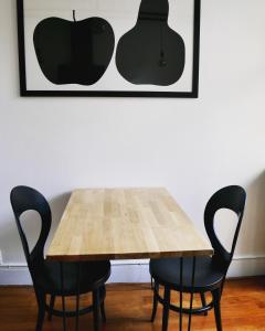 安锡L’Appartement des Glières Annecy centre的一张带两把椅子的木桌和一张苹果图片