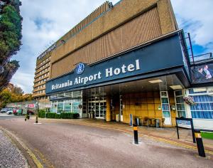 曼彻斯特曼彻斯特机场酒店的带有卡纳尼亚机场酒店读物的标志的酒店