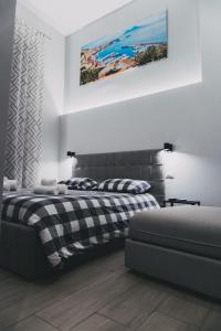 那不勒斯Terno su Napoli的卧室配有一张床,墙上挂有绘画作品