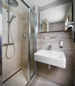 布拉格OREA Hotel Pyramida Praha的一间带水槽和淋浴的浴室