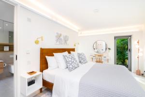 ClipstonThe Barn : Luxury Indoor/Outdoor Countryside Bliss的白色卧室设有一张大床和镜子