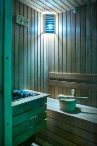 克卢日-纳波卡Gorgeous Villa的木制浴室设有浴缸和水槽