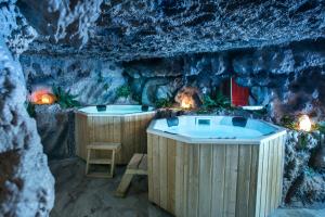 克卢日-纳波卡Gorgeous Villa的一个带两个热水浴缸的spa室