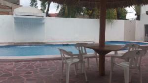 曼萨尼约Hotel Albatros Palace的游泳池旁的桌椅