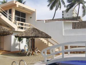 曼萨尼约奥巴特瑞酒店的一座带游泳池和大楼的度假村