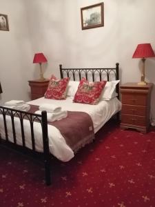 斯卡伯勒Crown Spa Apartment 13的一间卧室配有一张带红色枕头的大床