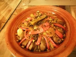 马拉喀什Riad Tchina的桌上一碗带洋葱和蔬菜的食物
