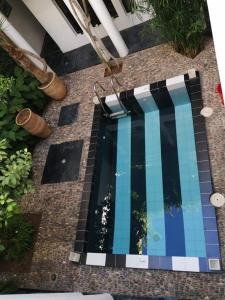 马拉喀什Riad Tchina的一座铺有黑色和蓝色瓷砖的游泳池