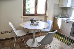 阿西西Bilocale in campagna - Assisi的厨房配有桌椅