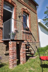 威斯巴登Maison Elise & Philipp的带阳台和红椅的砖屋