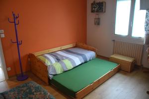Neuville-du-PoitouAu gué du bois的一间卧室配有一张木架床