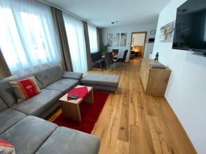 奥布施泰希Alpenperle的客厅配有沙发和桌子