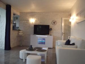 滨海阿热莱斯LE BELVEDERE 1- Front de Mer - Plage Argelès的客厅配有白色沙发和电视