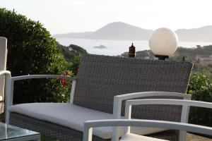费拉约港Aethalia Bed and Breakfast的海景天井上的椅子