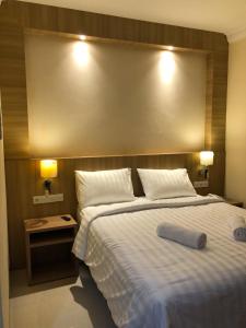 英德LCR HOTEL的一间卧室配有一张大床和大床头板
