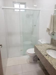 伊瓜苏Yolanda Family House的带淋浴、卫生间和盥洗盆的浴室