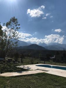 波特雷里约斯Casa Montaña Valle del Sol的山景游泳池