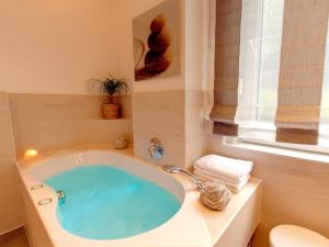 慕尼黑科瑞姆希尔德西斯嘉登酒店的带浴缸和窗户的浴室
