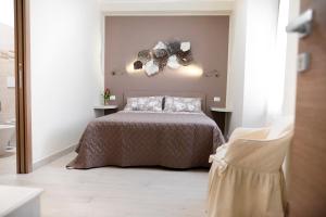 巴尼奥雷焦Il Palazzetto的卧室配有一张壁上蜜蜂的床