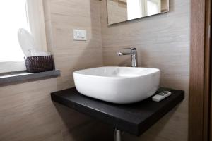巴尼奥雷焦Il Palazzetto的浴室内黑色柜台上的白色水槽