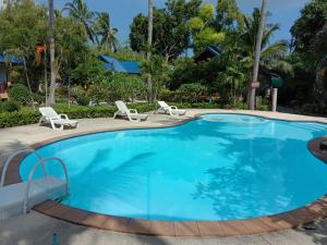 班泰伦格阿伦度假酒店的一个带两把椅子和一张桌子的大型游泳池